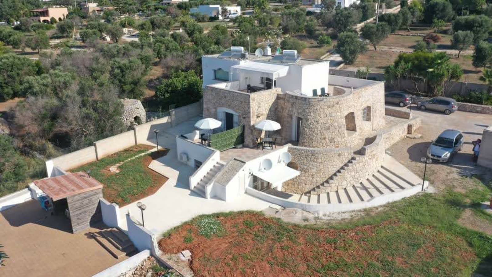 La villa vista dall'alto al tramonto, fra gli ulivi del Salento