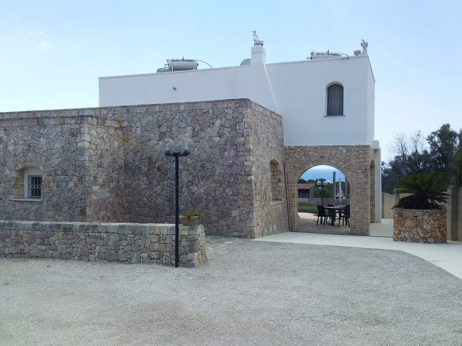 L'arco in pietra che apre sul terrazzo