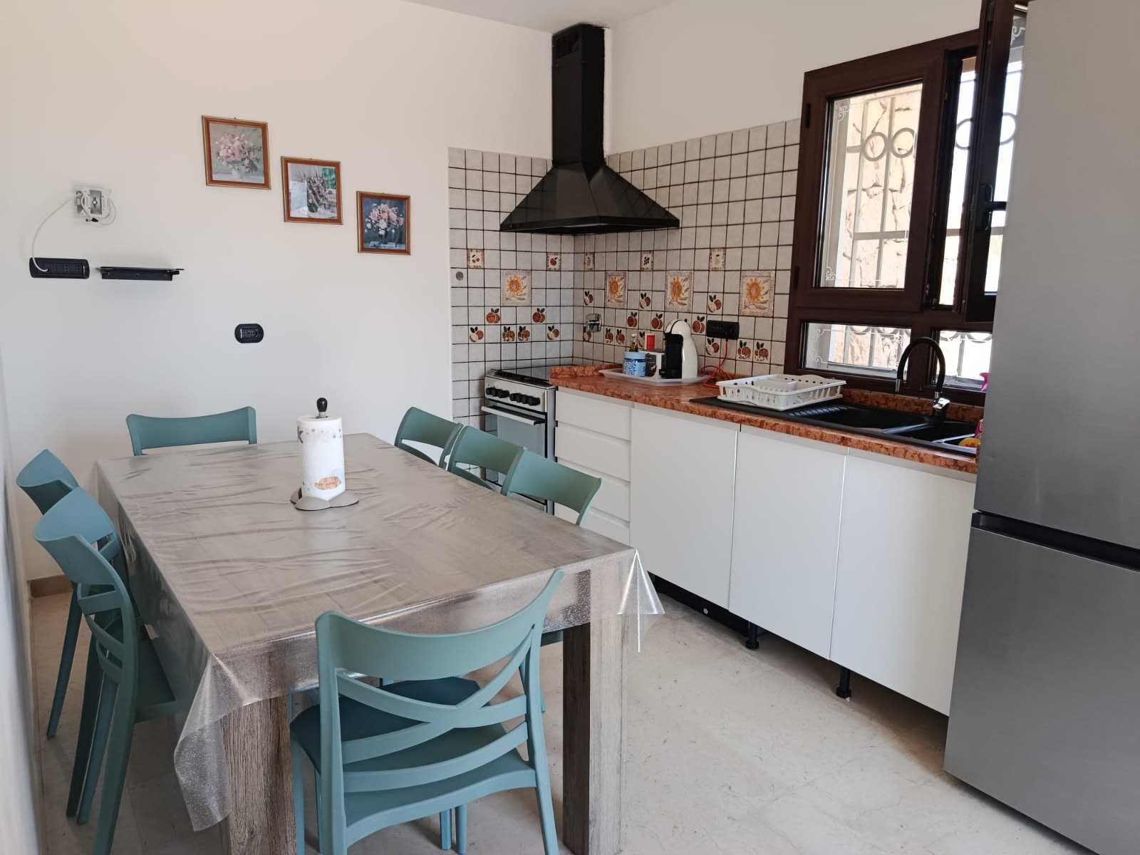 La cucina abitabile con il tavolo grande