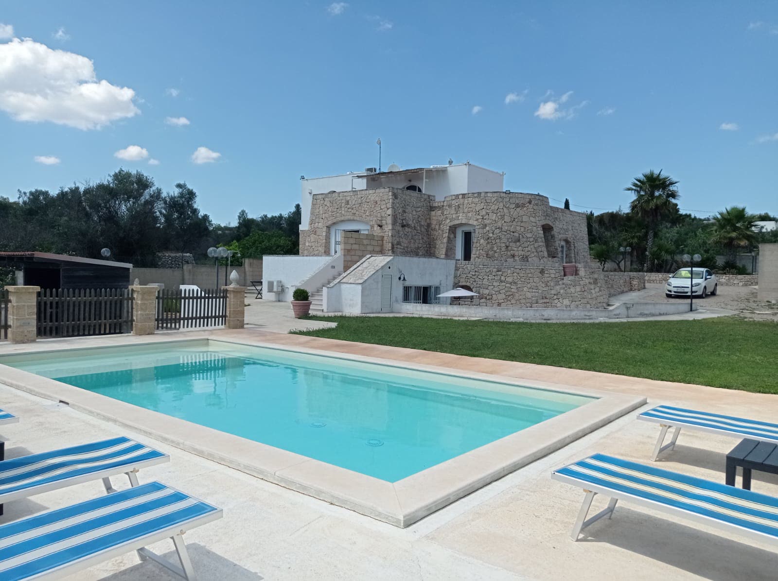 La piscina e la villa in pietra di giorno