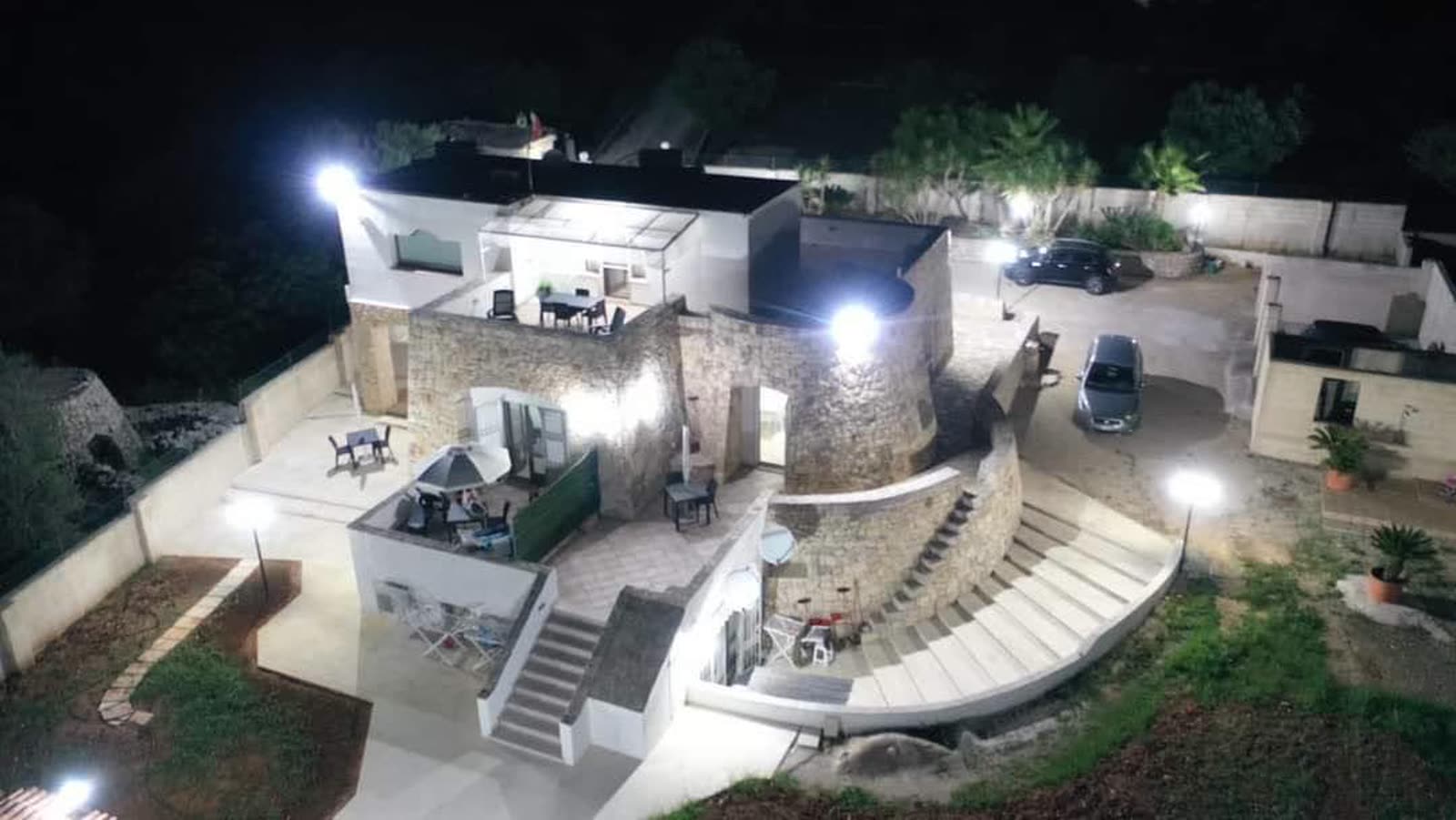 La villa illuminata di notte vista dall'alto