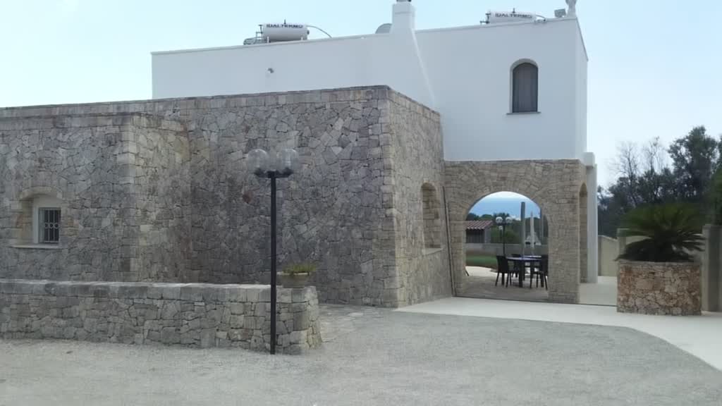 La villa in pietra vista dall'alto, con l'arco che apre sul terrazzo