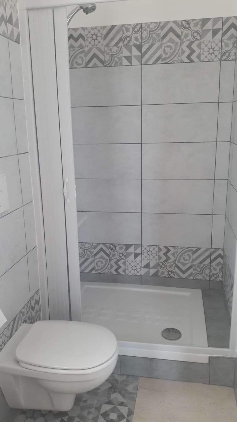 Bagno con doccia e cementine grigie