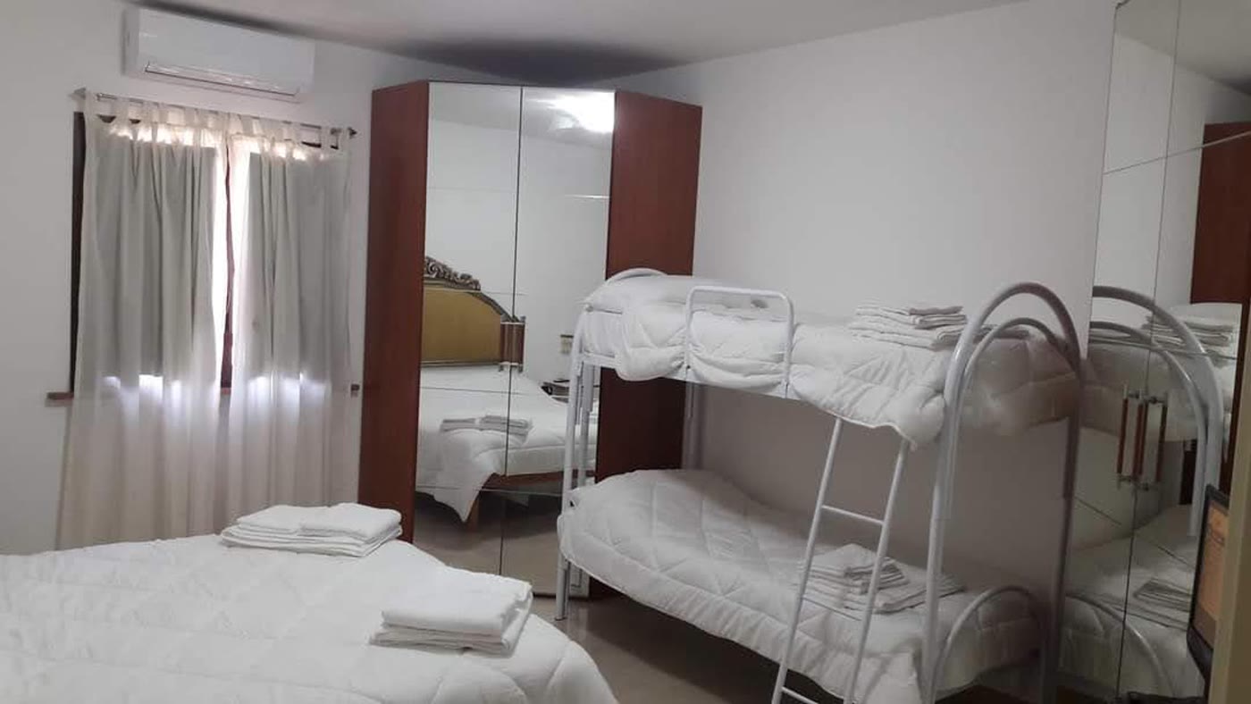 Camera con letto matrimoniale e letto a castello