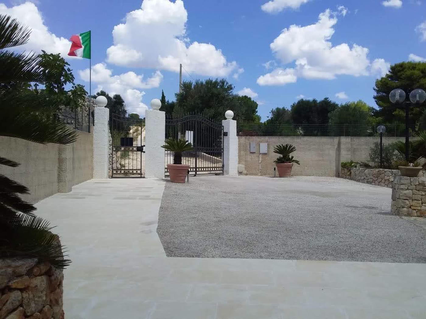 Il cortile e il parcheggio interno con il cancello automatico