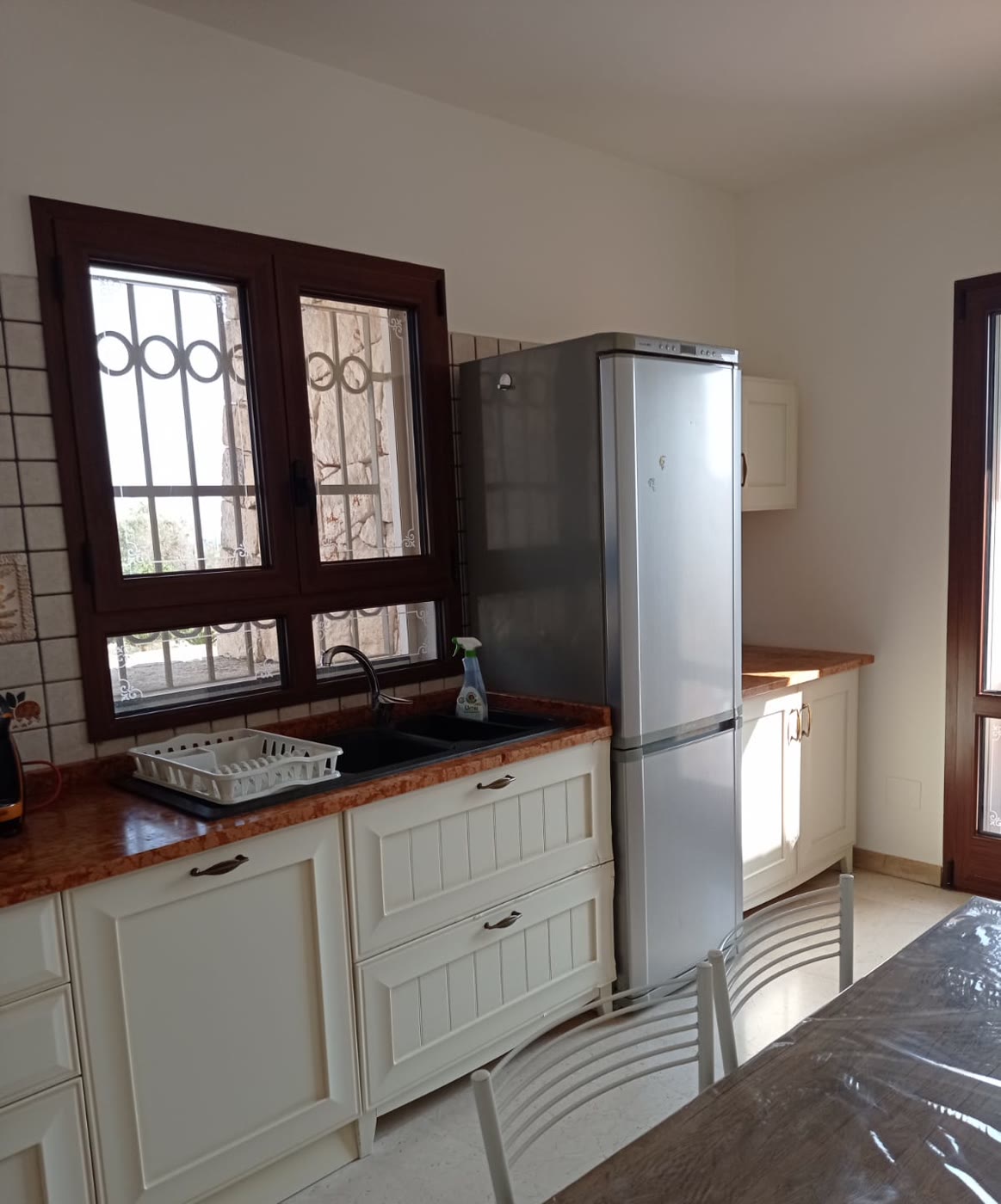 La cucina abitabile con frigorifero grande