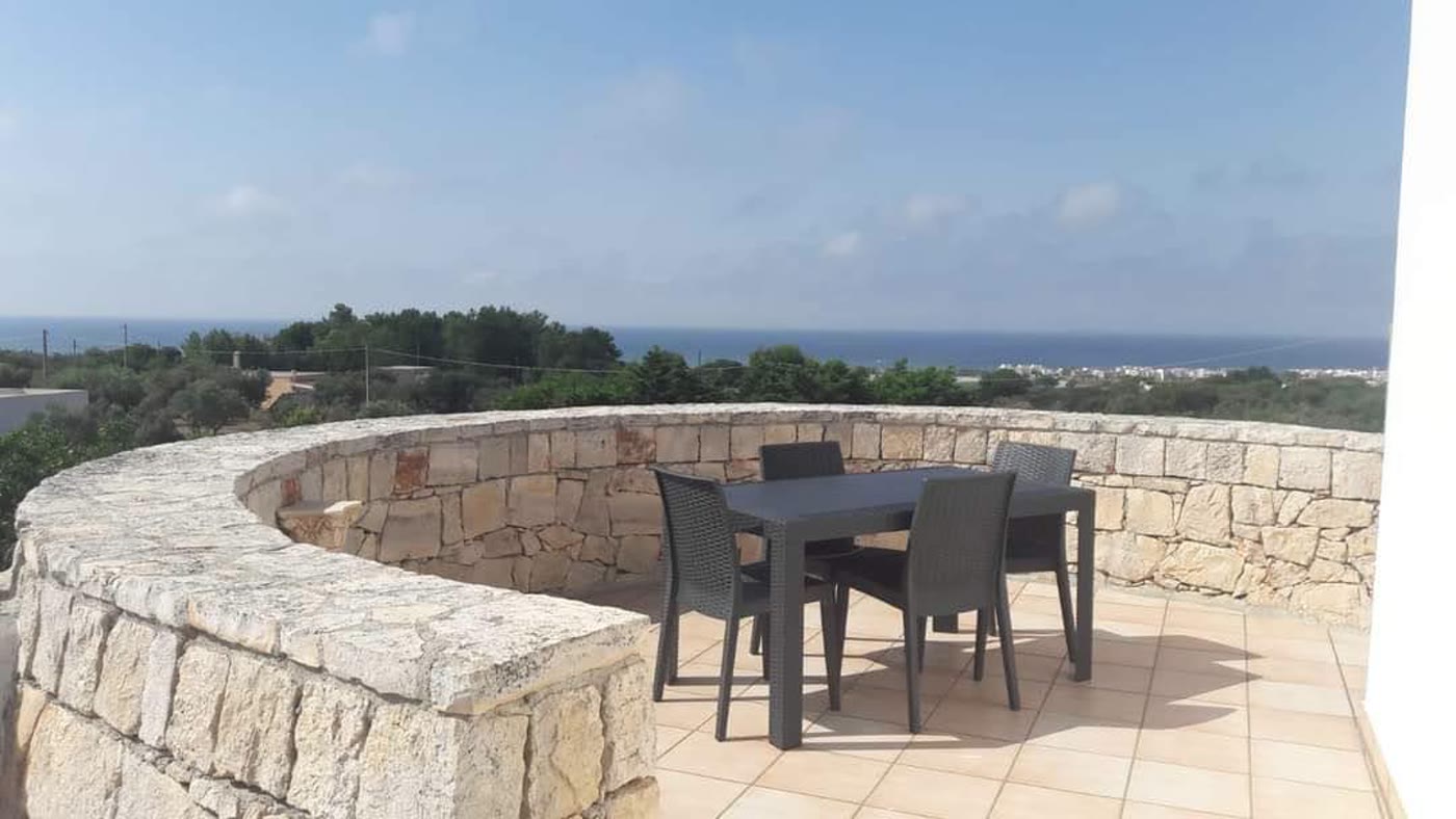 Terrazzo con muretto in pietra e vista sul mare