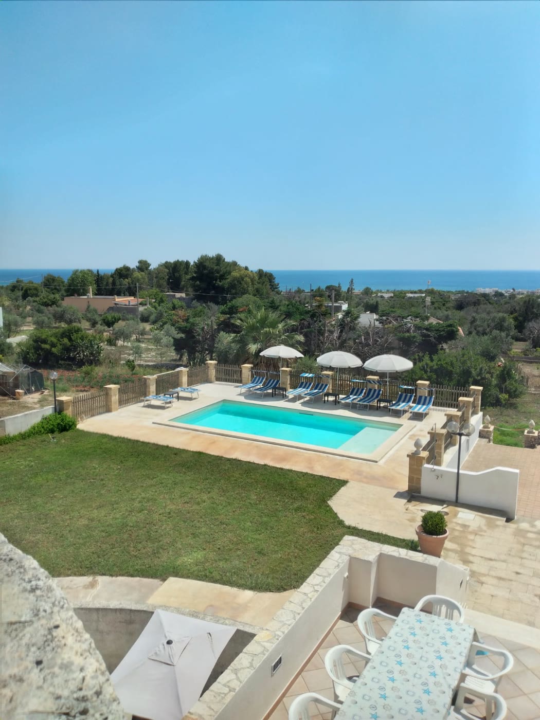 La piscina e il mare all'orizzonte visti dall'alto
